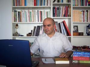 الكاتب والباحث الكردي : بكر شواني