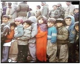 صورة لمجموعة من الأطفال الكورد الابرياء وهم يبتسمون ولا يعوون وحشية جلاديهم كيف يسوقونهم مع ذويهم الى مسالخ الانفال السيئة الصيت في 1988. صورة لمجموعة من الأطفال الكورد الابرياء وهم يبتسمون ولا يعوون وحشية جلاديهم كيف يسوقونهم مع ذويهم الى مسالخ الانفال السيئة الصيت في 1988.
