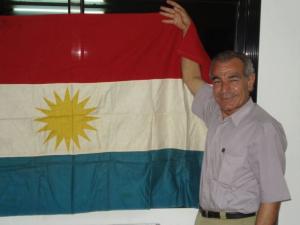 *Wêne: Konê Reş û ala ku di kongireyê Xoybûnê de hatibû bilinkirin.... *Wêne: Konê Reş û ala ku di kongireyê Xoybûnê de hatibû bilinkirin....