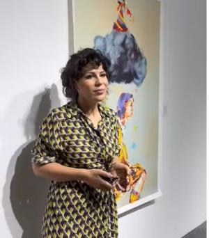 الفنانة آريا عطي في معرضها