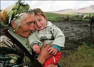 إيزيدية مع طفلها على سفوح جبال أرمينيا