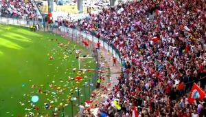 ألقاء آلاف الألعاب المحشوة (الدُمى) إلى أرض ملعب نادي زاخو