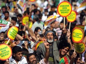  أكراد يتظاهرون في ديار بكر للمطالبة بتعليم اللغة الكردية في تركيا- 21 فبراير 2011